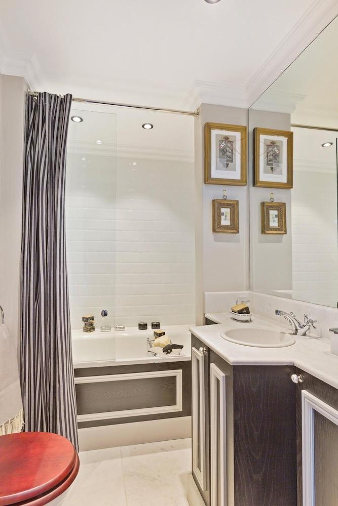 Stylish 2 bed Apartment in Cadogan Square - Tap to explore photos