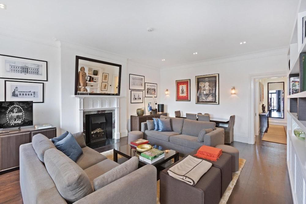Stylish 2 bed Apartment in Cadogan Square - Tap to explore photos