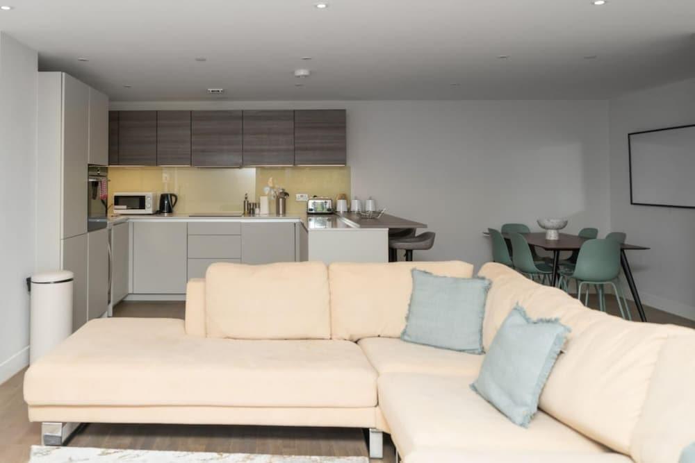 The Hampstead Place - Elegant 3bdr Flat With Patio - Tap to explore photos