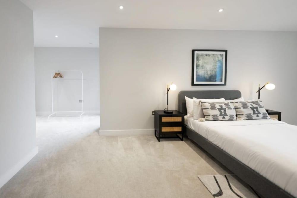 The Hampstead Place - Elegant 3bdr Flat With Patio - Tap to explore photos