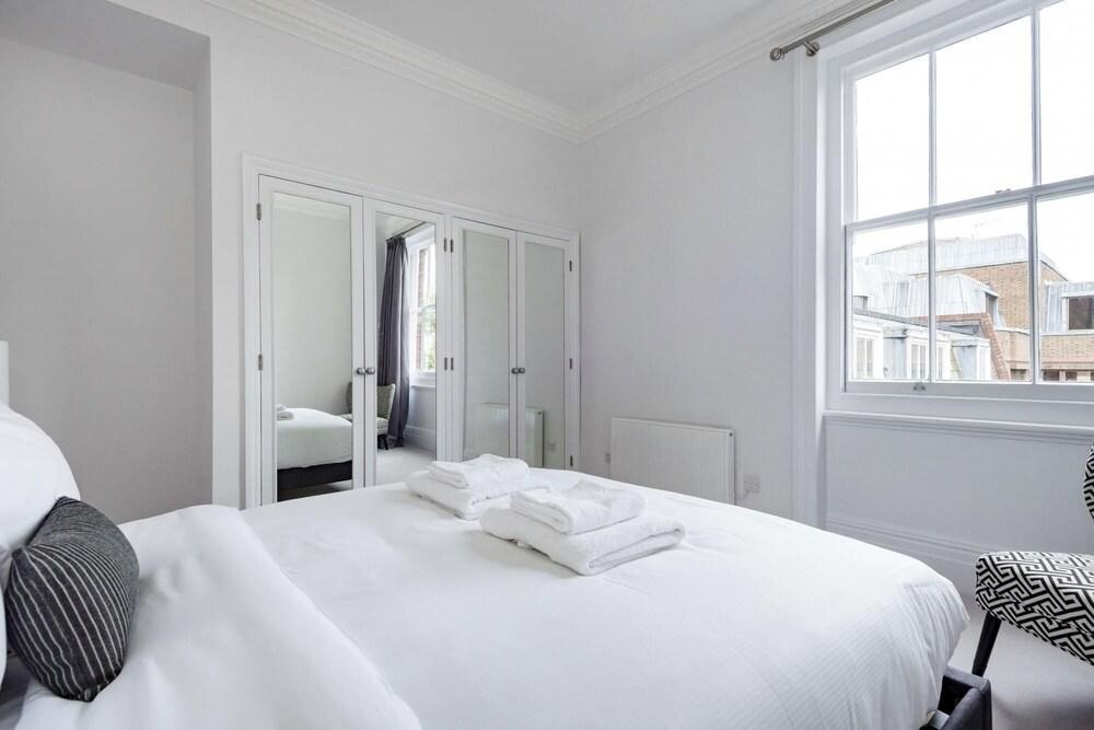 The Cadogan Suite Next to Sloane Square - Tap to explore photos