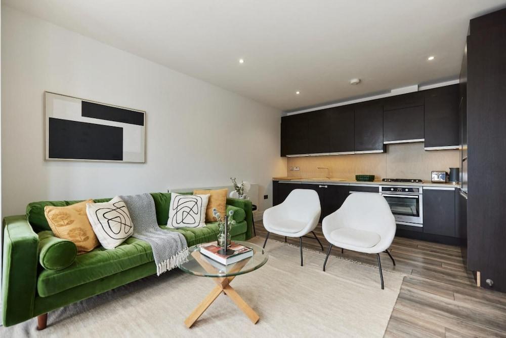 The Wembley Hideaway - Bright 2bdr Flat - Tap to explore photos