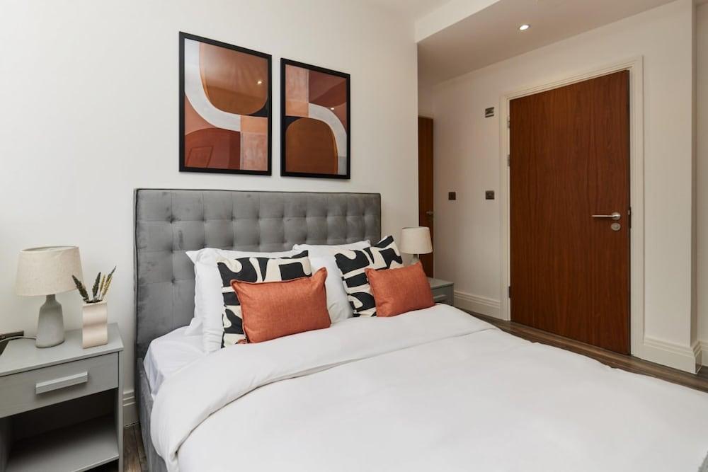 The Wembley Hideaway - Bright 2bdr Flat - Tap to explore photos