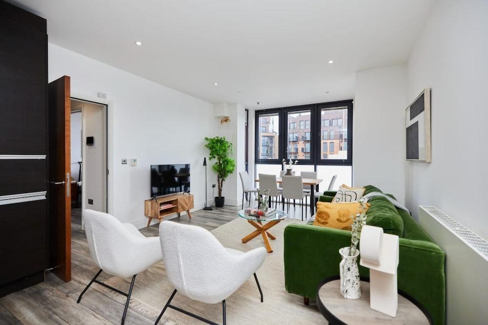 The Wembley Hideaway - Bright 2bdr Flat - Tap to explore photos