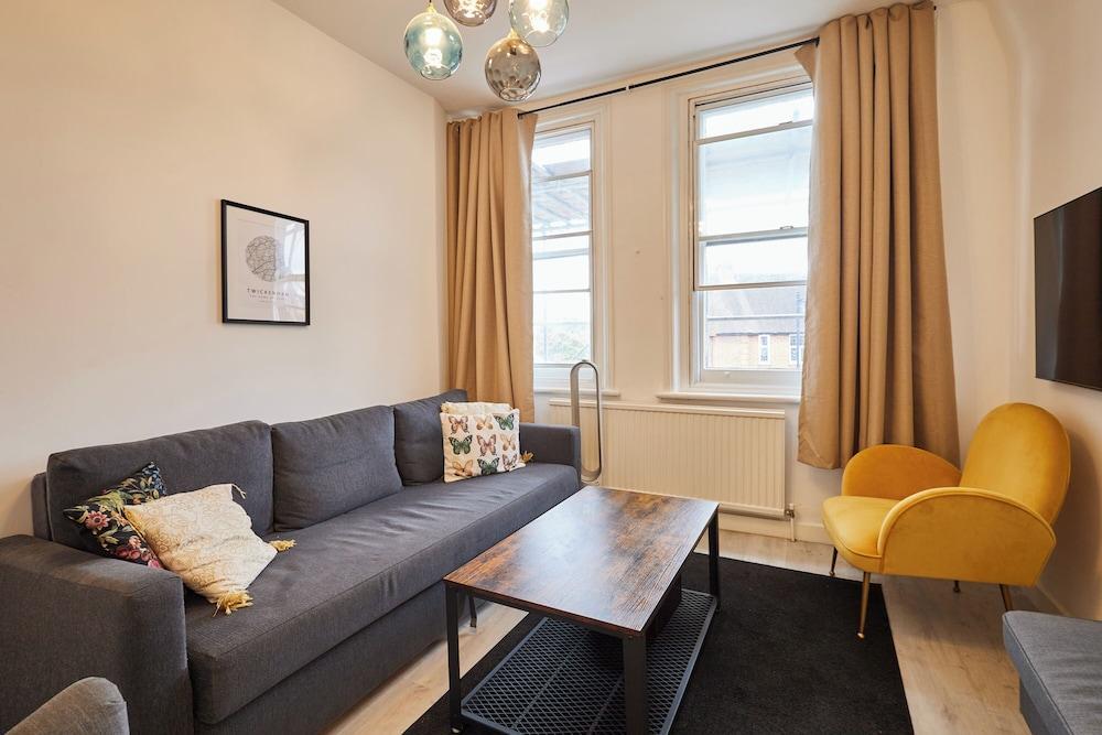 Host Stay Cosy Twickenham Rugby Gem - Tap to explore photos