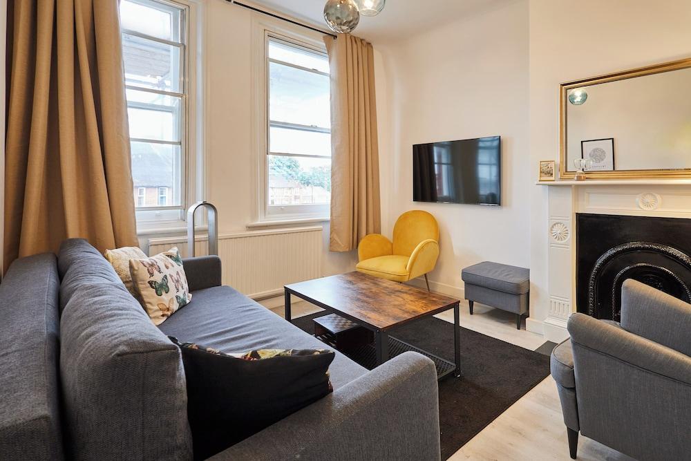 Host Stay Cosy Twickenham Rugby Gem - Tap to explore photos