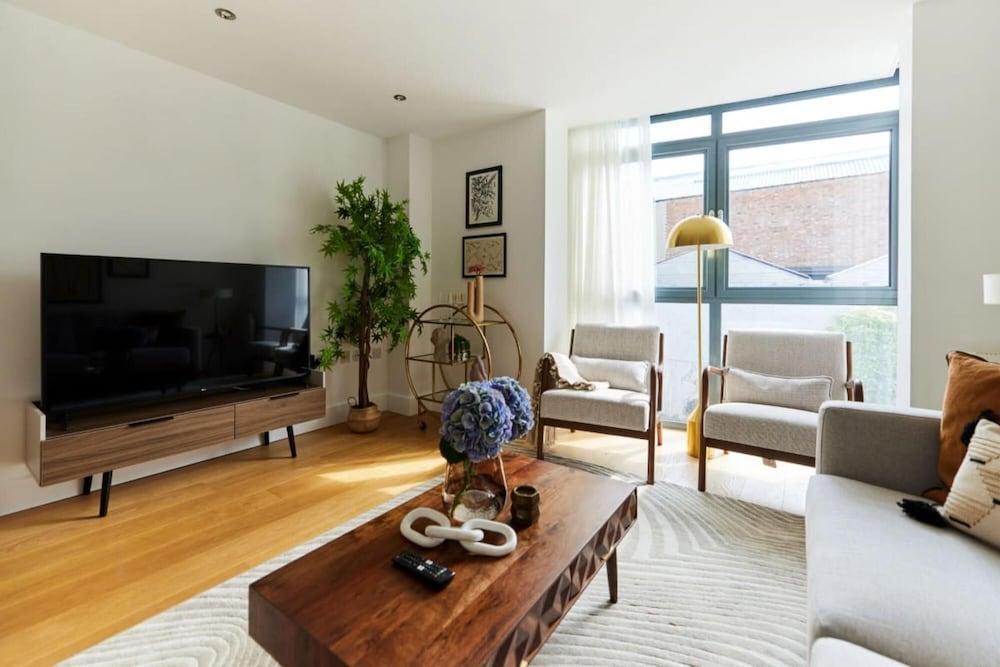 The Islington Place - Stunning 2bdr House - Tap to explore photos