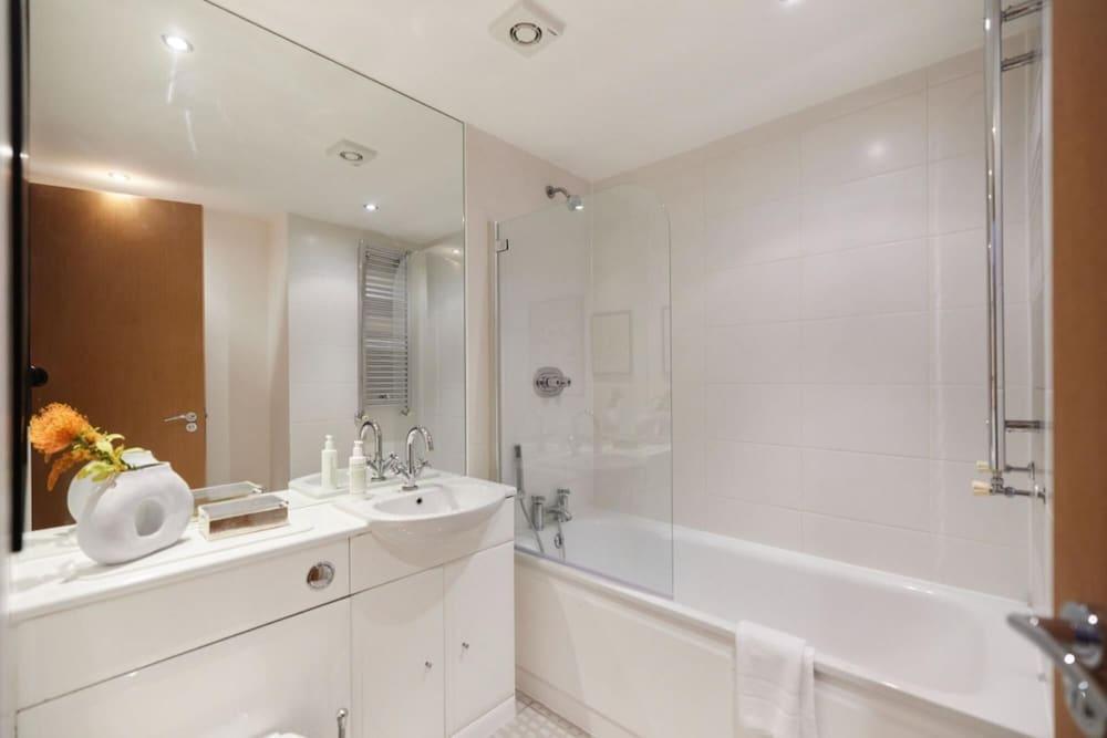 The Islington Place - Stunning 2bdr House - Tap to explore photos