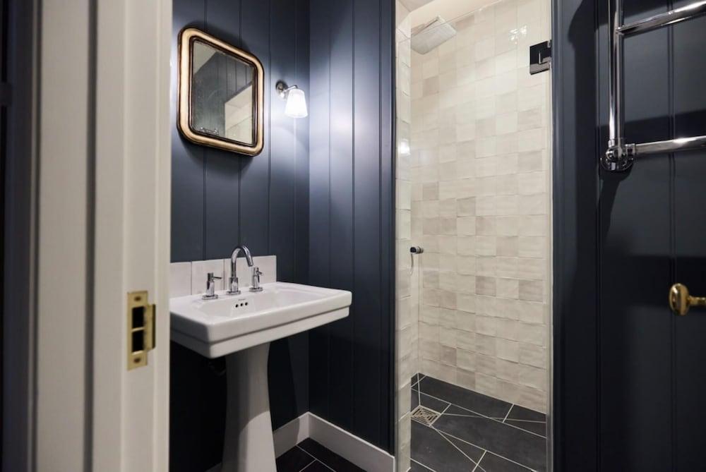 The Fulham Scenery - Dazzling 2bdr Flat With Garden - Tap to explore photos