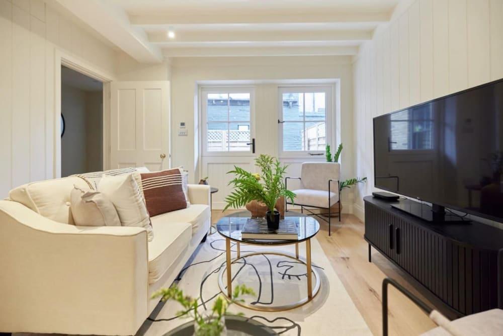 The Fulham Scenery - Dazzling 2bdr Flat With Garden - Tap to explore photos