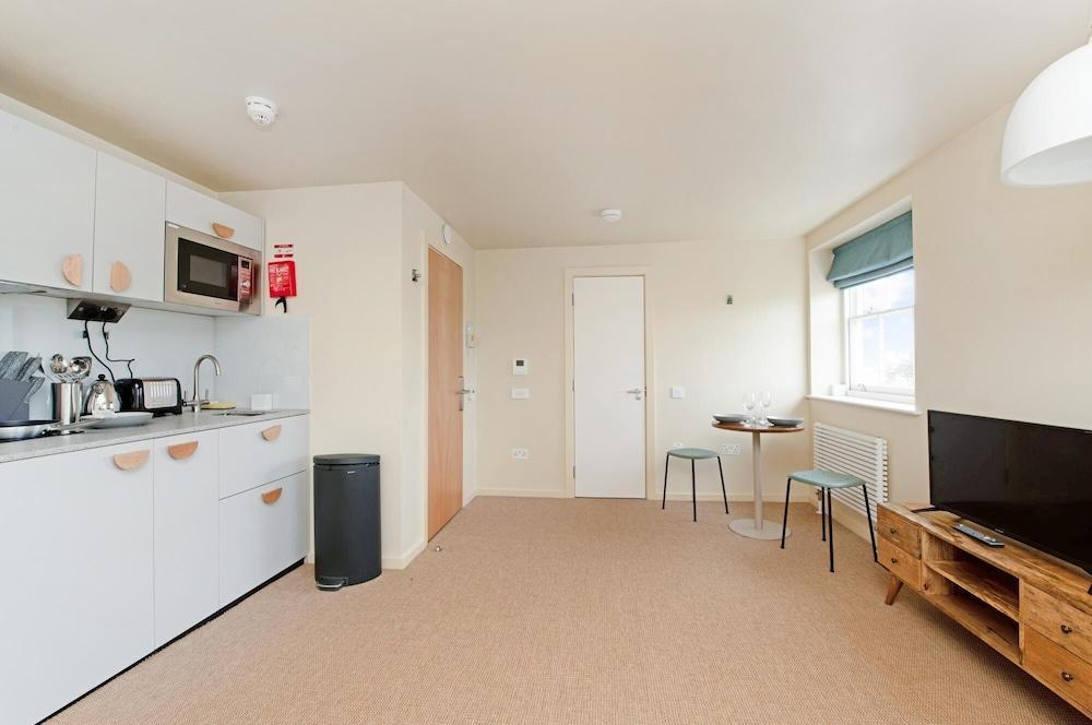 Large Studio With Garden Views in Leafy NW London - Tap to explore photos