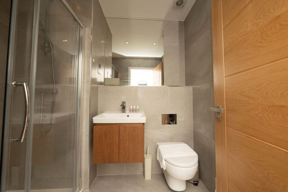 The Hampstead Hideout - Glamorous 3bdr Flat With Balcony - Tap to explore photos