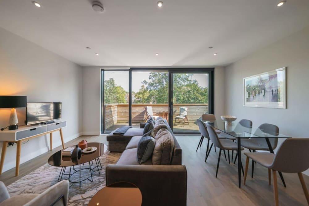The Hampstead Hideout - Glamorous 3bdr Flat With Balcony - Tap to explore photos