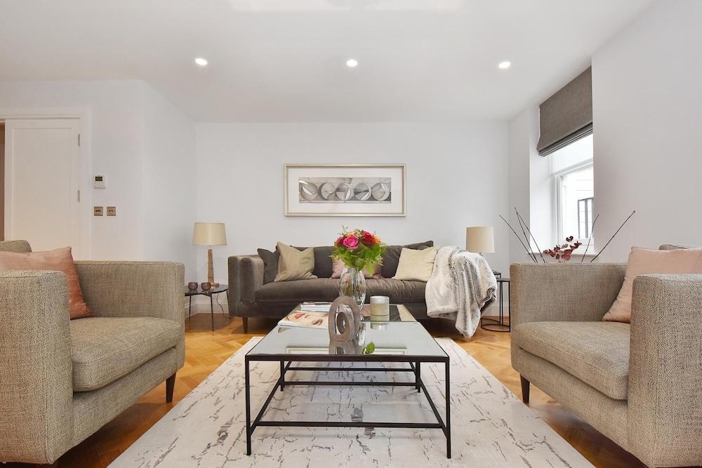 Stunning Mayfair 3 Bed 8 Million Air Conditioned - Tap to explore photos