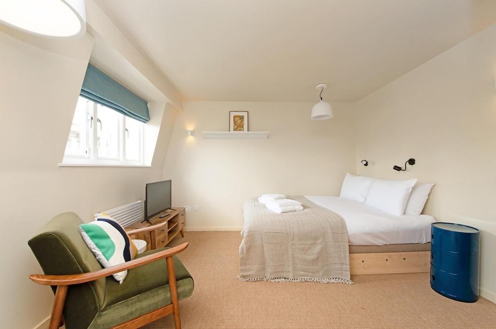 Large Pied a Terre Studio on Regent s Park Road - Tap to explore photos