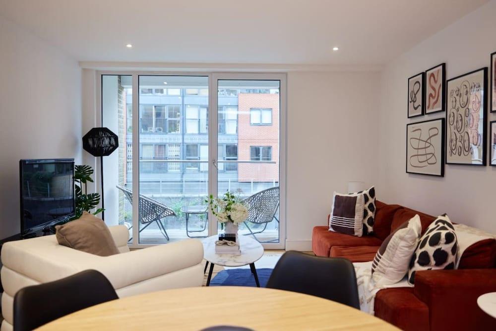 The Limehouse Cut Place - Spacious 2bdr Flat With Balcony - Tap to explore photos
