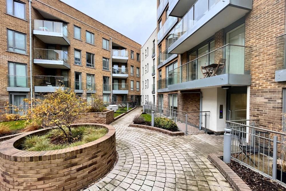 The Limehouse Cut Place - Spacious 2bdr Flat With Balcony - Tap to explore photos