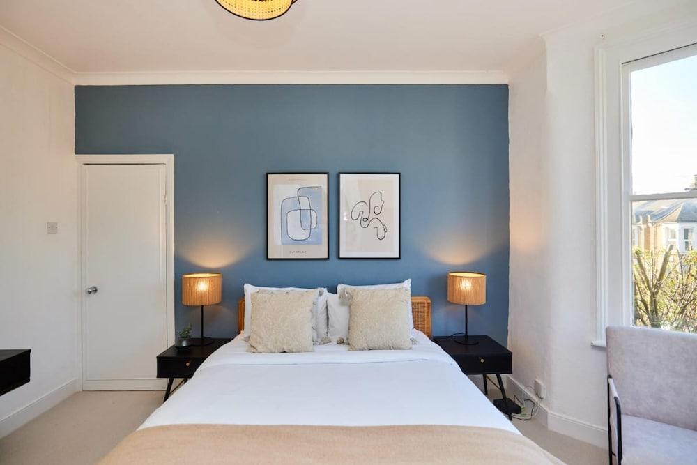 The Leyton Midland Crib - Cozy 2bdr Flat With Study Room + Garden - Tap to explore photos