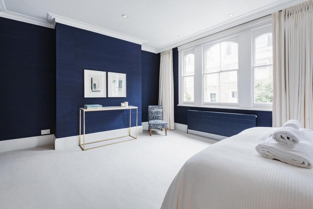 Chic Wandsworth Home With Patio - Tap to explore photos