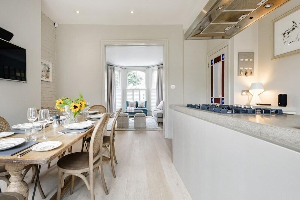 Chic Wandsworth Home With Patio - Tap to explore photos