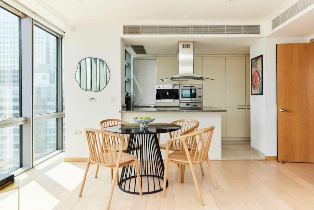 The Canary Wharf Place - Stunning 2bdr Flat - Tap to explore photos