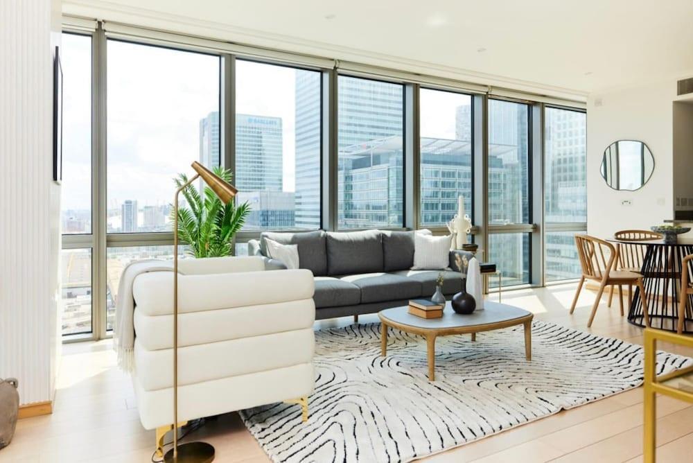 The Canary Wharf Place - Stunning 2bdr Flat - Tap to explore photos