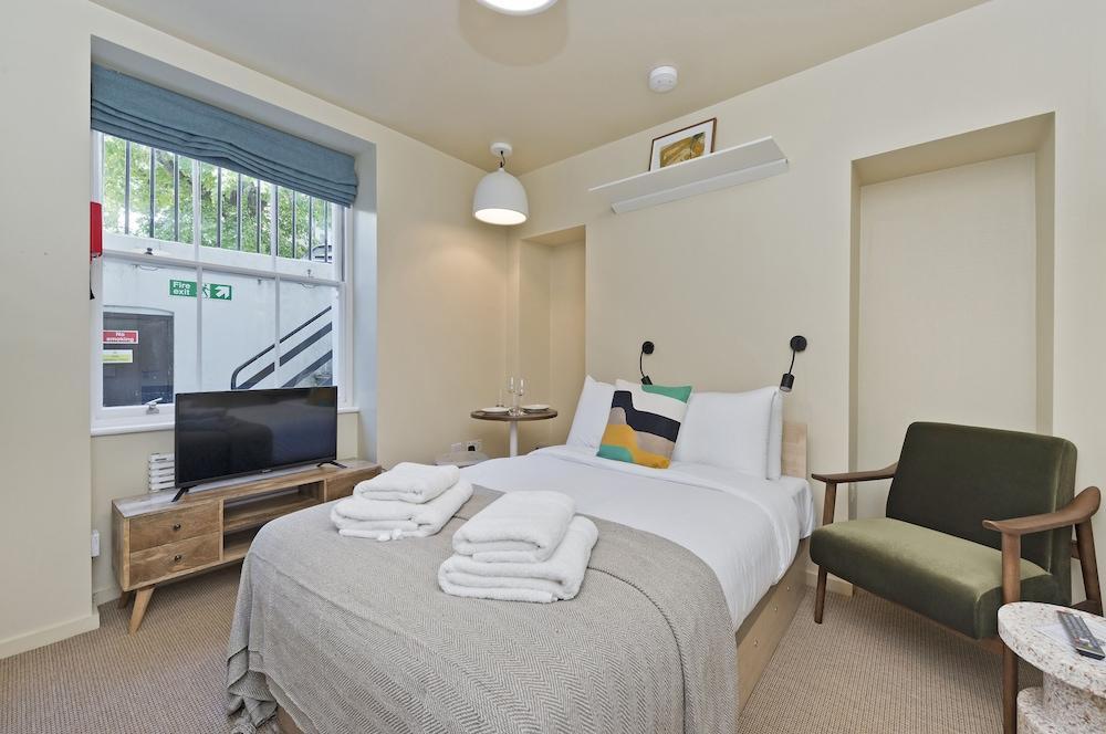 Bijou Lower Ground Studio in Primrose Hill Terrace - Tap to explore photos