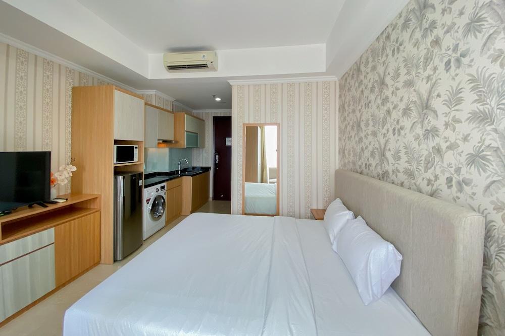 Comfy And Modern Look Studio Menteng Park Apartment - Tap to explore photos