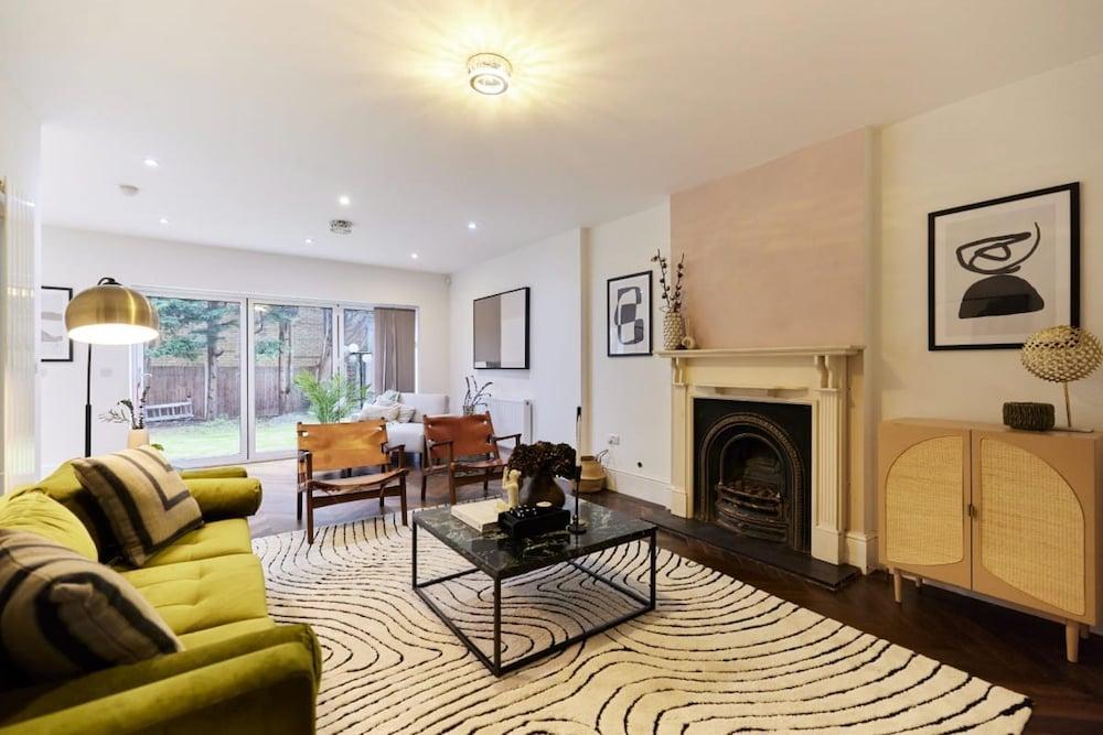 The Redbridge Sanctuary - Spacious 3bdr House With Garden - Tap to explore photos