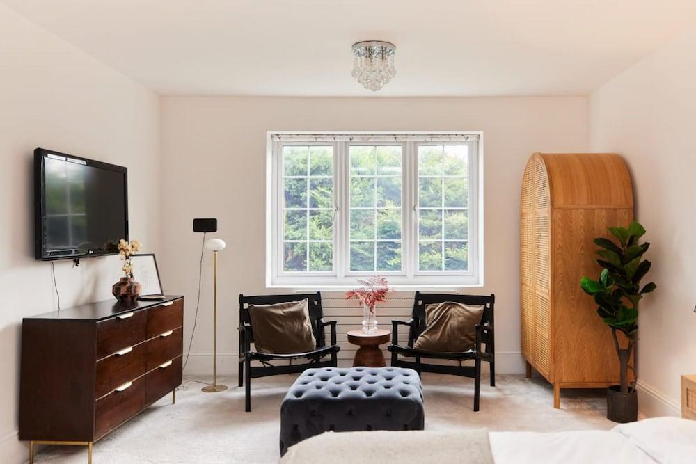 The Redbridge Sanctuary - Spacious 3bdr House With Garden - Tap to explore photos