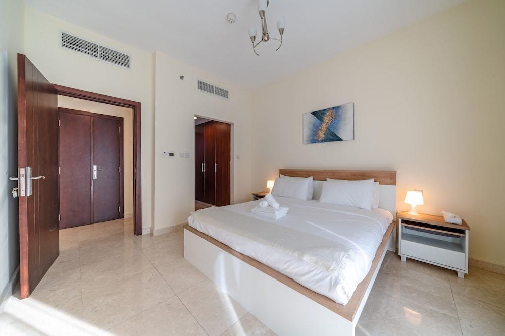 Spacious Apartment With Balcony in Business Bay