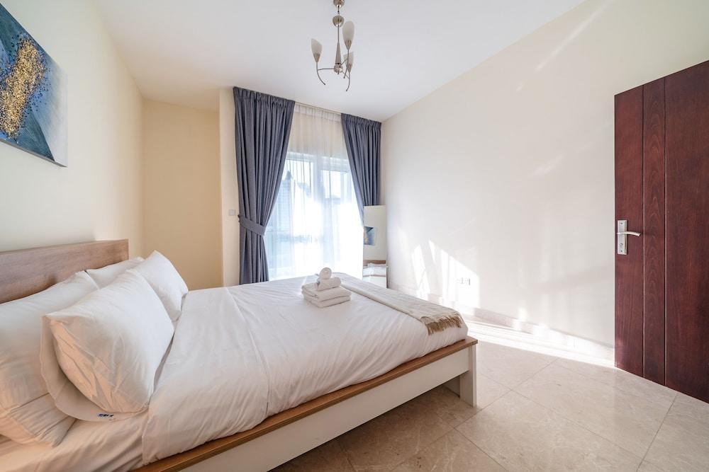 Spacious Apartment With Balcony in Business Bay - Tap to explore photos