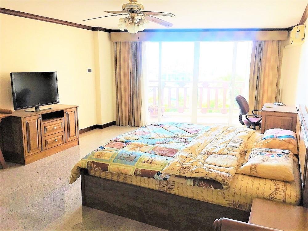Royal Hill Resort Pattaya Corner Condo With sea & Pool Views - Tap to explore photos