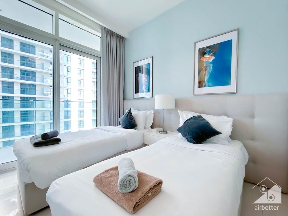 Luxurious Beach front Apt with balcony Dubai Marina - Tap to explore photos