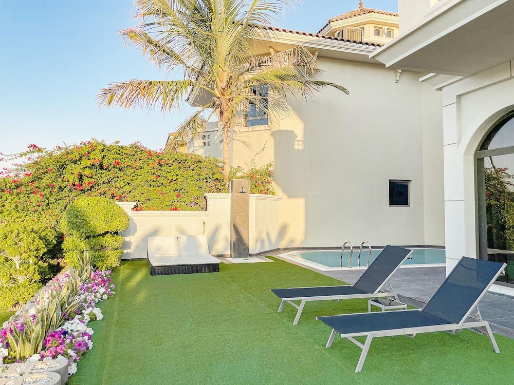 Villa Sezavi Frond B, Palm Jumeirah - Tap to explore photos