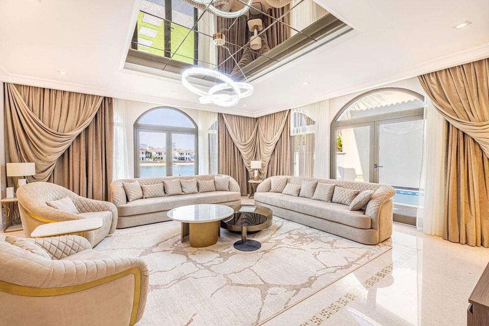 Villa Sezavi Frond B, Palm Jumeirah - Tap to explore photos