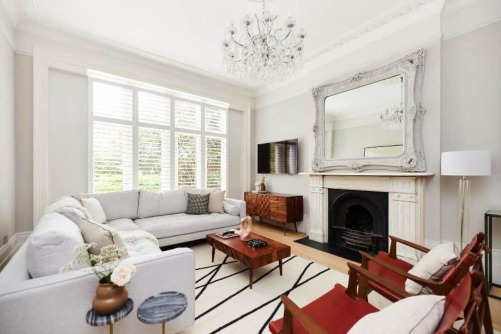 The Ealing Space - Classy 5bdr House With Garden and Parking - Tap to explore photos