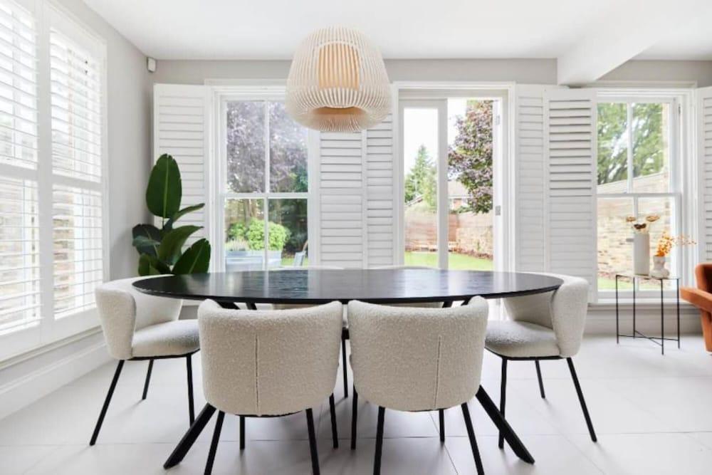 The Ealing Space - Classy 5bdr House With Garden and Parking - Tap to explore photos
