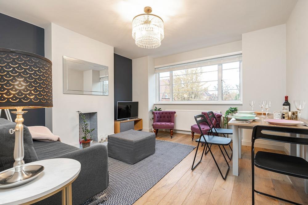 Charming Chiswick Flat by Underthedoormat - Tap to explore photos