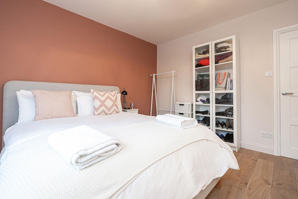 Charming Chiswick Flat by Underthedoormat - Tap to explore photos