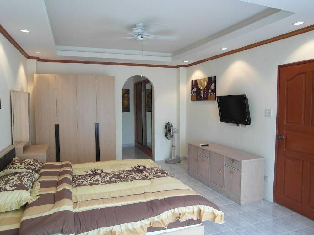 View Talay 1B Floor 6 Room - Tap to explore photos