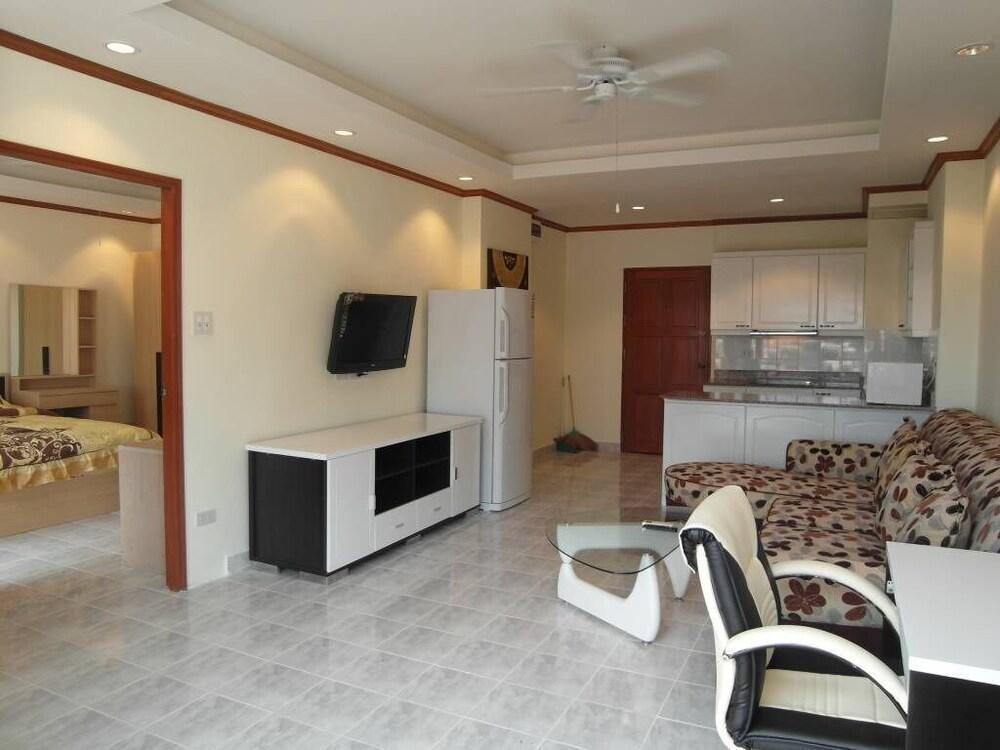 View Talay 1B Floor 6 Room - Tap to explore photos