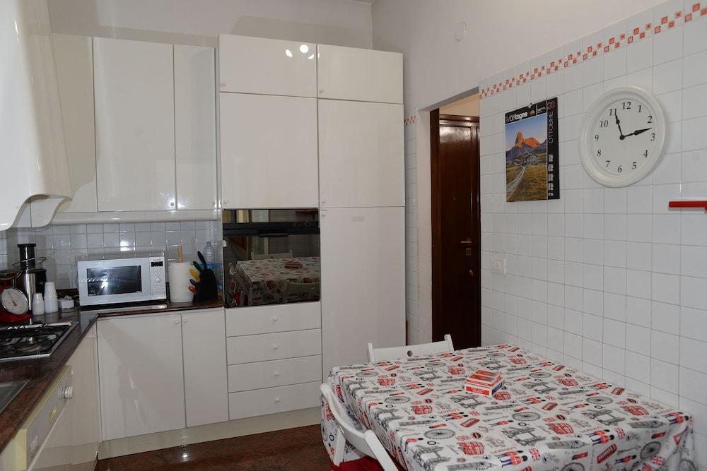 Room-single Room in Cozy and Comfortable - Tap to explore photos