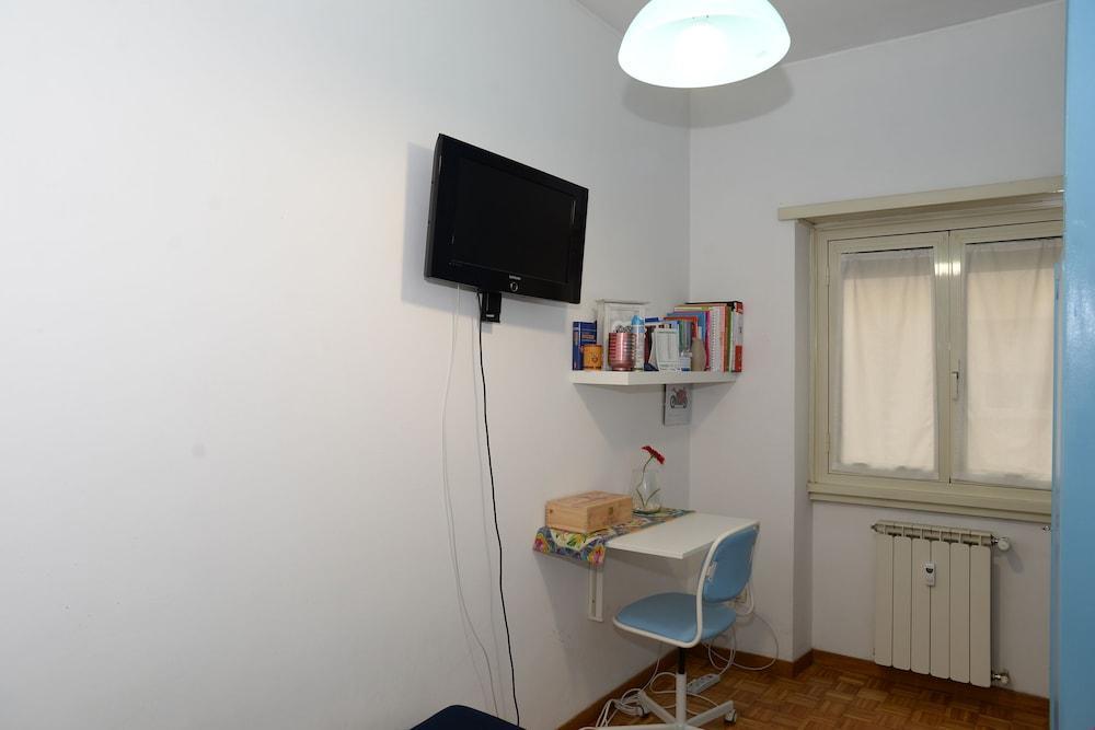 Room-single Room in Cozy and Comfortable - Tap to explore photos