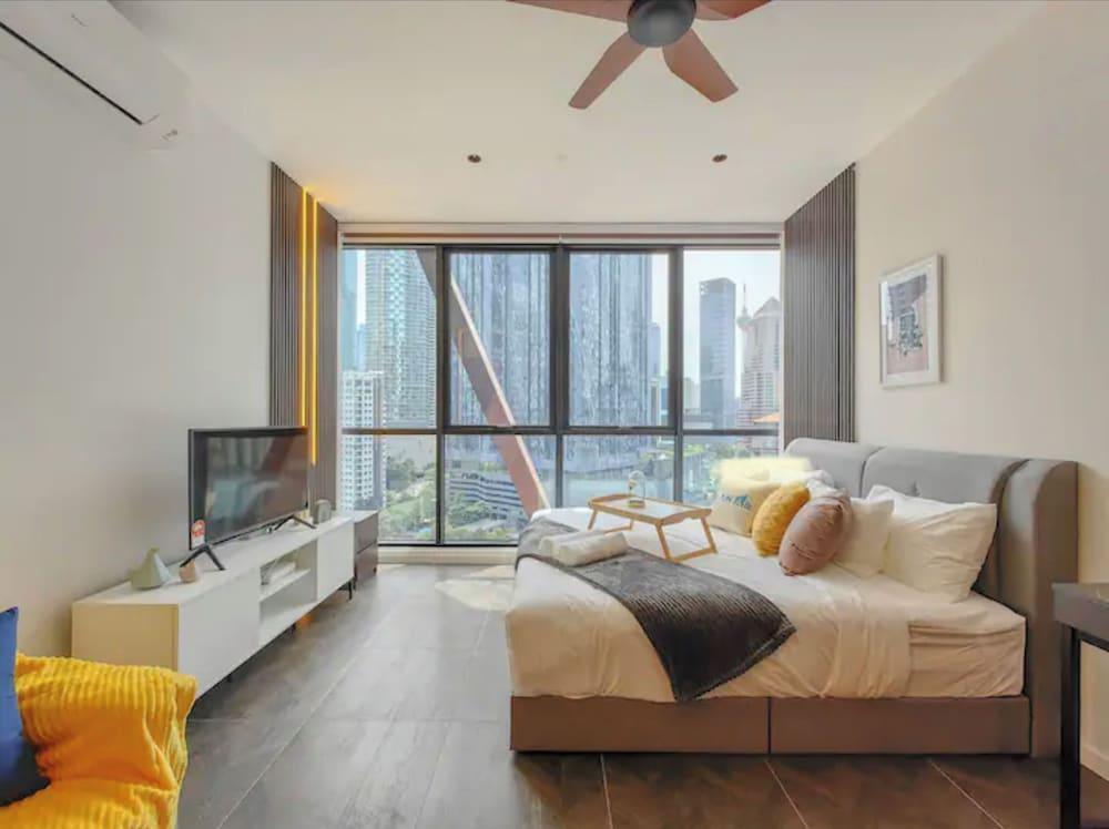 Deluxe Studio Scarletz Suites Klcc - Tap to explore photos