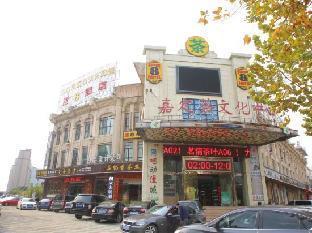 Super 8 Hotel (Shanghai Huyi Highway Shanghai University) - Tap to explore photos