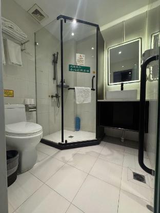 Super 8 Hotel (Shanghai Jinshan City Beach) - Tap to explore photos