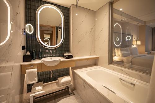 DoubleTree by Hilton Jakarta Kemayoran Room Type - KING DELUXE ROOM BALCONY DoubleTree by Hilton Jakarta Kemayoran Room Type - KING DELUXE ROOM BALCONY
