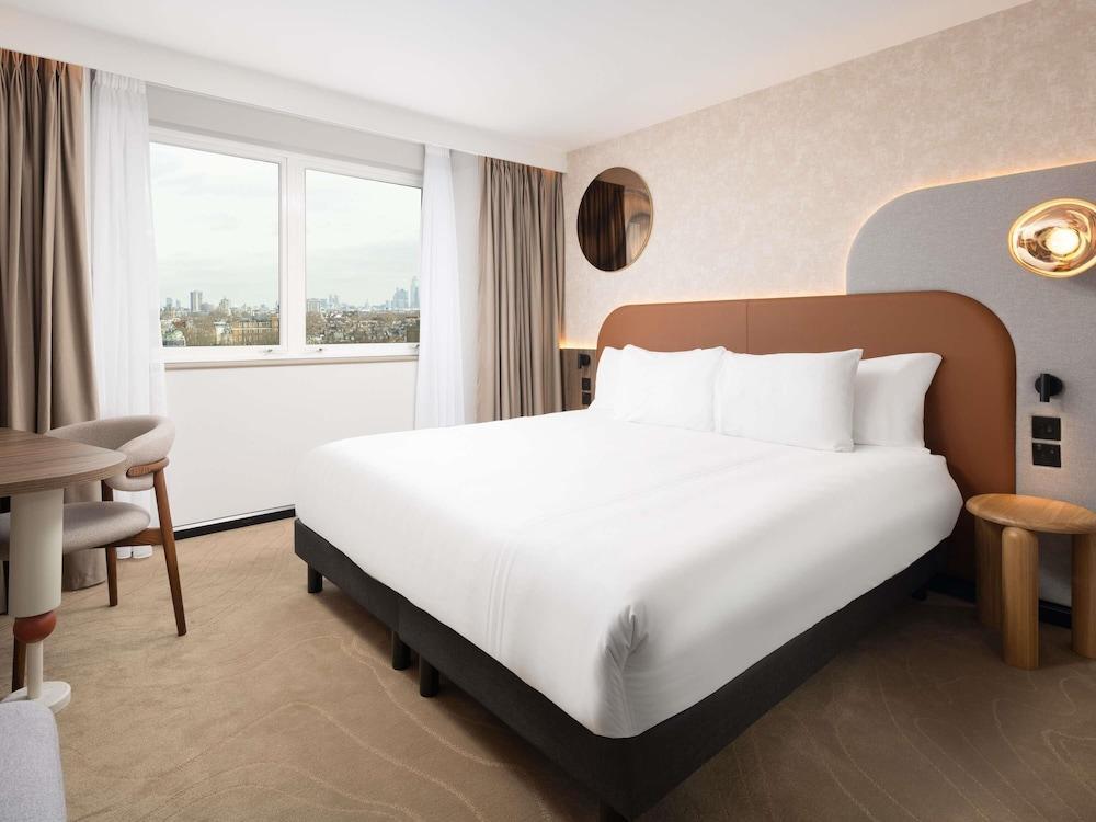 Mercure London Earls Court Room Type - Deluxe Privilege Room with 1 King Bed and Bath