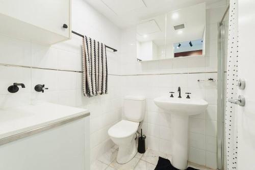 MP303 - Studio Apartment, Military Road, Cremorne - Tap to explore photos